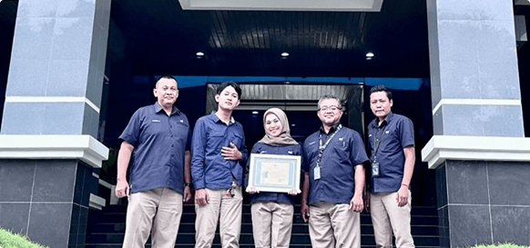 Tim menerima penghargaan bersama